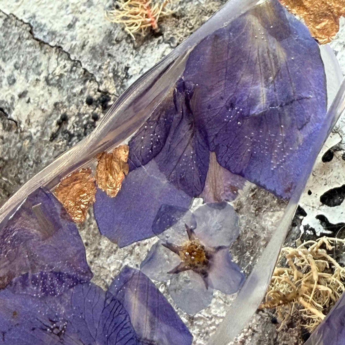 Zoom de los pétalos encapsulados en resina en el par de aros Conguillio