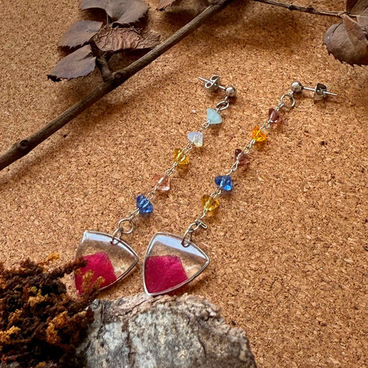 otra vista del Par de aros Ruminano, cadena con mostacillas de colores, cápsula de resina con pétalo de bugambilia rosada.