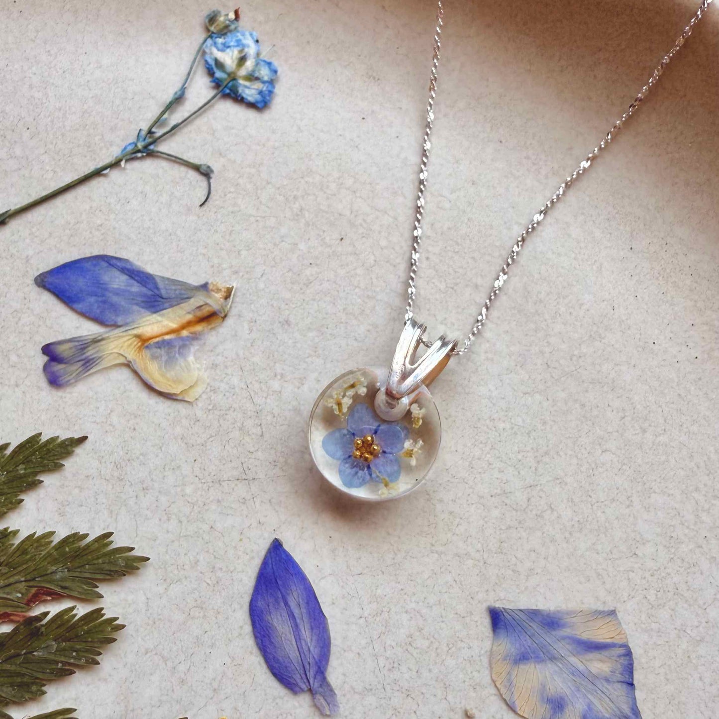 Otra vista de collar Chaitén con flor no me olvides