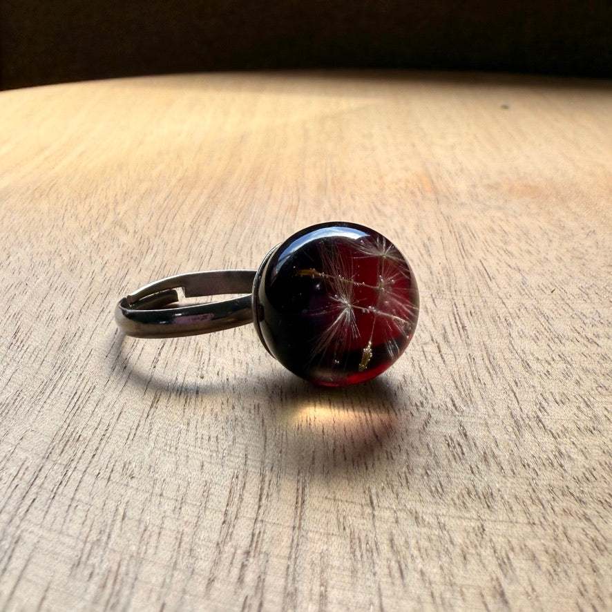 Vista lateral de anilo con esfera de semilla de diente de león.