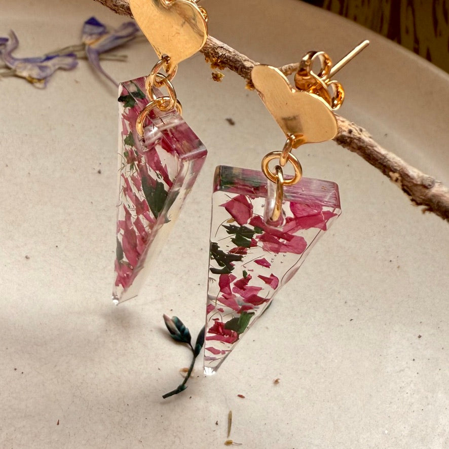 Vista del broche bañado en oro con forma de corazón del par de aros Caldera 