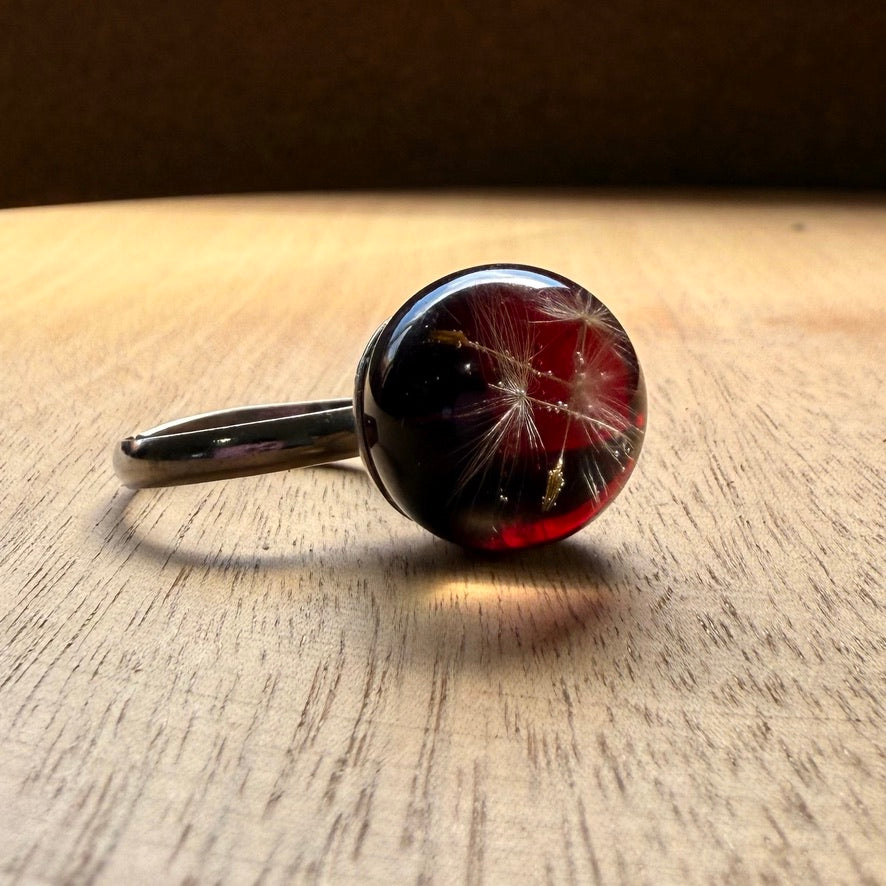 Vista con esfera y fondo color granate de anillo Cucao