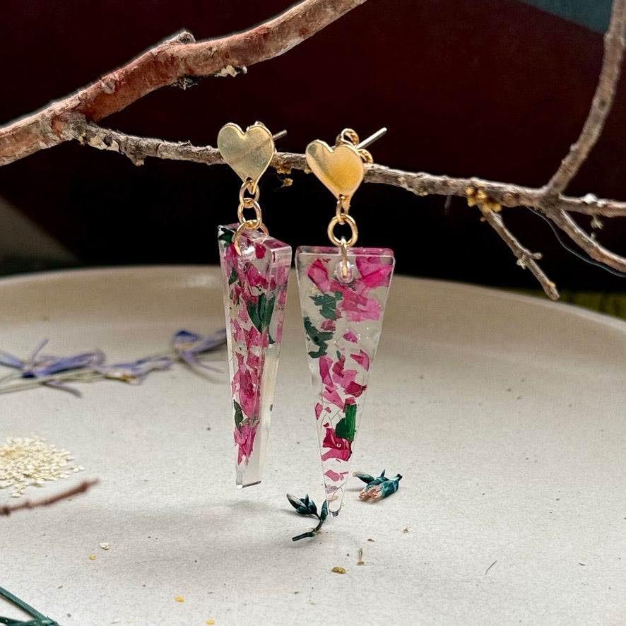 Par de aros Caldera colgando de ramita de arbol