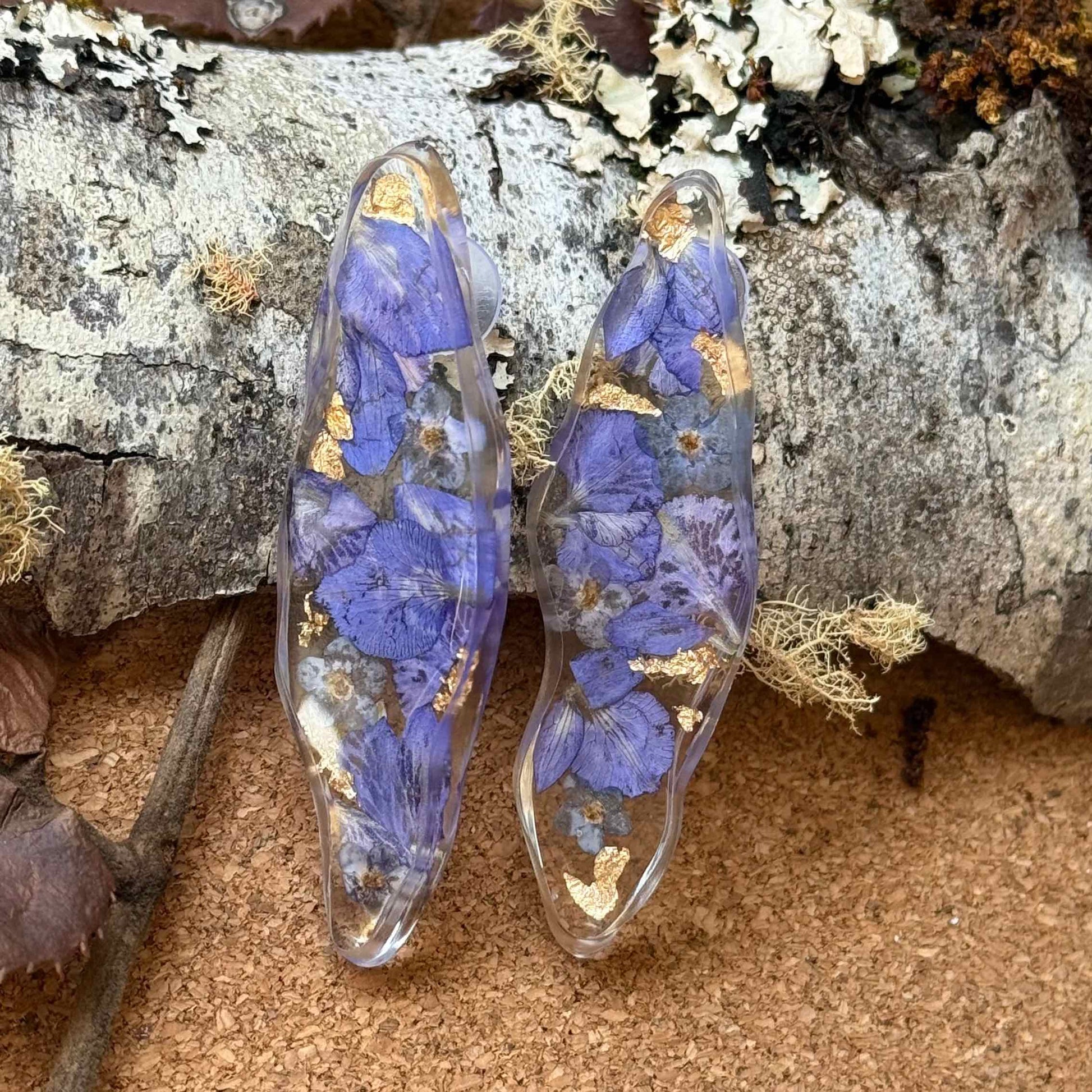 Par de Aros Conguillio, con flores no me olvides, pétalos azules y brillo dorado.