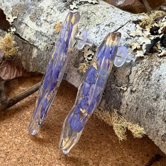 vista lateral de Par de Aros Conguillio, con flores no me olvides, pétalos azules y brillo dorado.