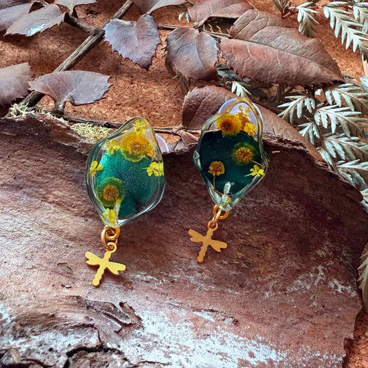 Par de aros Huilo Huilo, resina encapsula hojas de eucaliptos y pequeños pompones amarillos de flor amarilla de aromo.