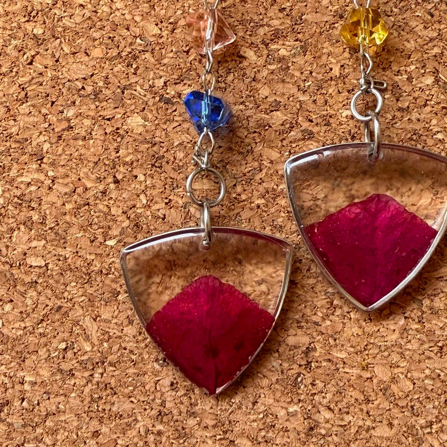 Vista cercana del par de aros Ruminano con bugambilia rosada