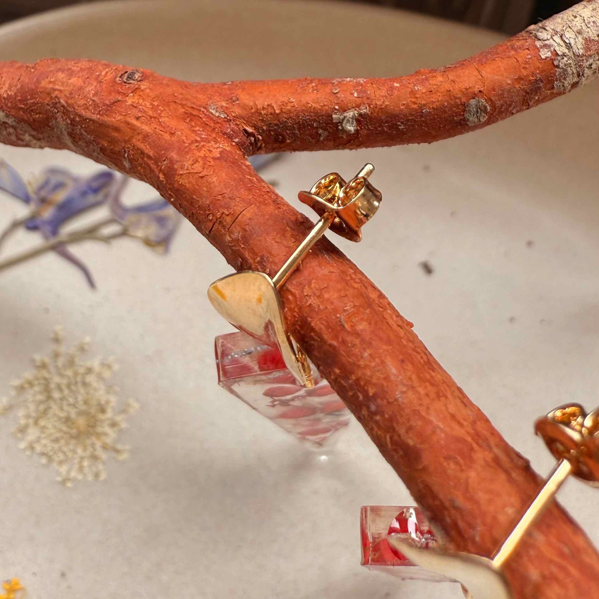 Ganchitos bañador en oro con forma de hoja en par de aros Pucura