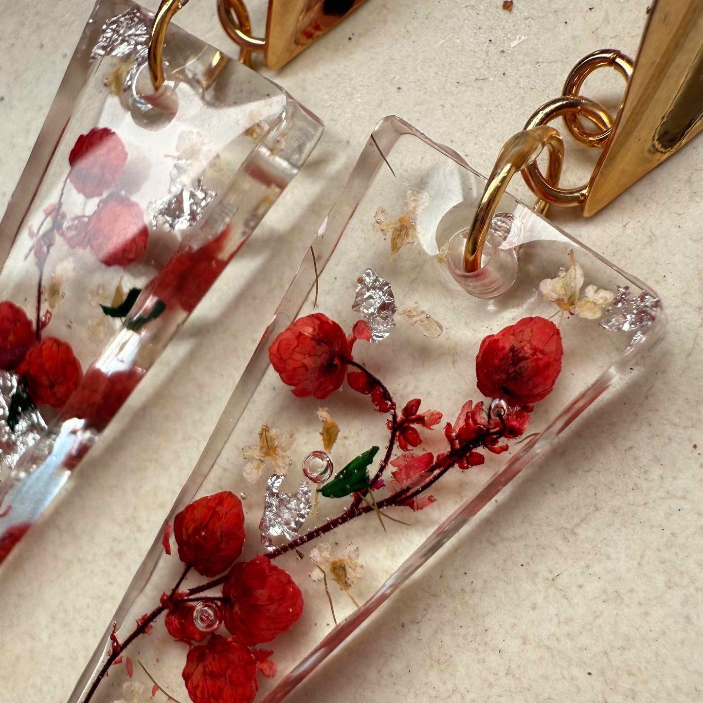 Zoom de capsula con Flor de arroz en par de aros Pucura