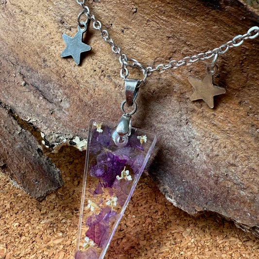 Zoom de collar Pichilemu de acero con forma triangular y dos estrellitas de acero colgando en la cadena