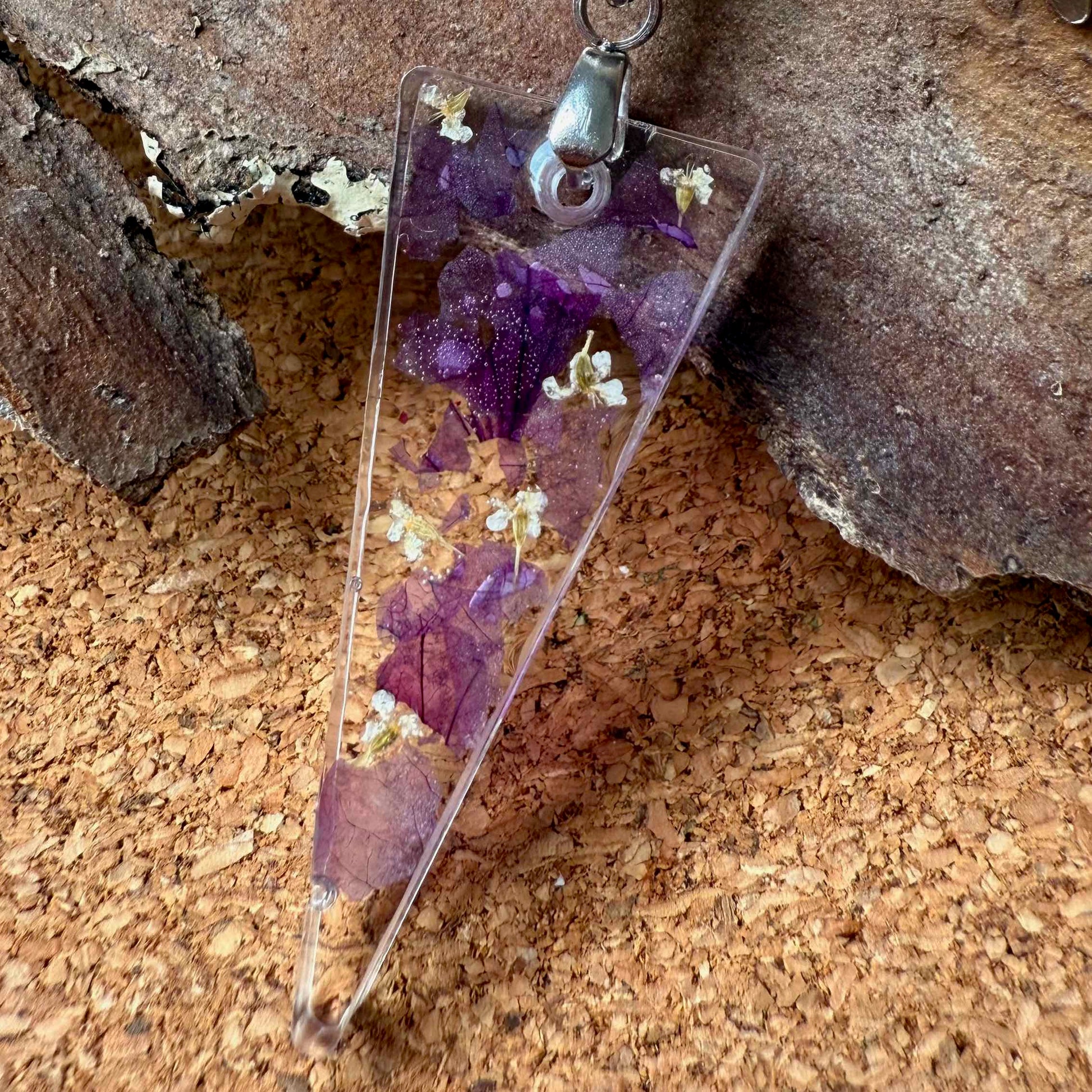 Capsula de resina que encapsula flores de hortensia en collar Pichilemu