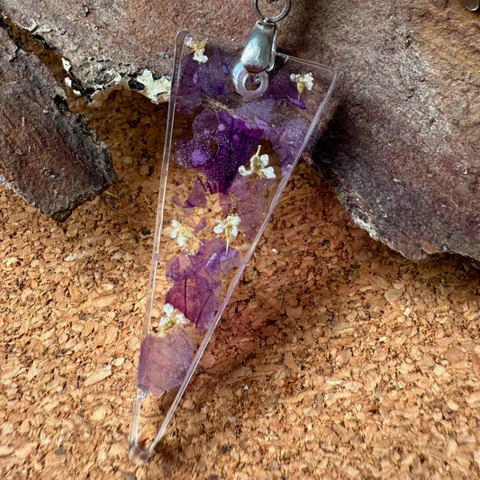 Capsula de resina que encapsula flores de hortensia en collar Pichilemu