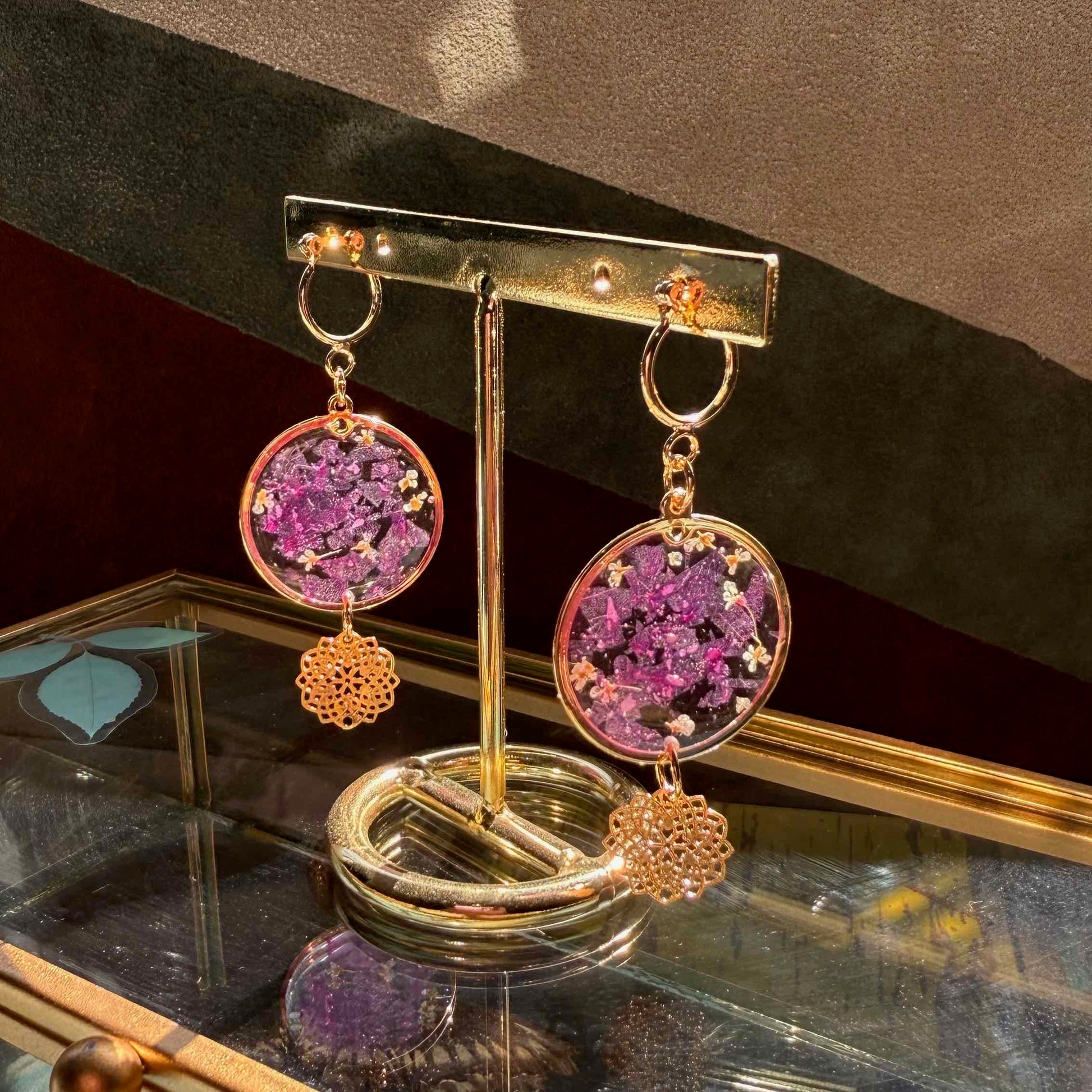 Par de aros Neltume, pétalos de hortensia morada y mini flores de cicuta