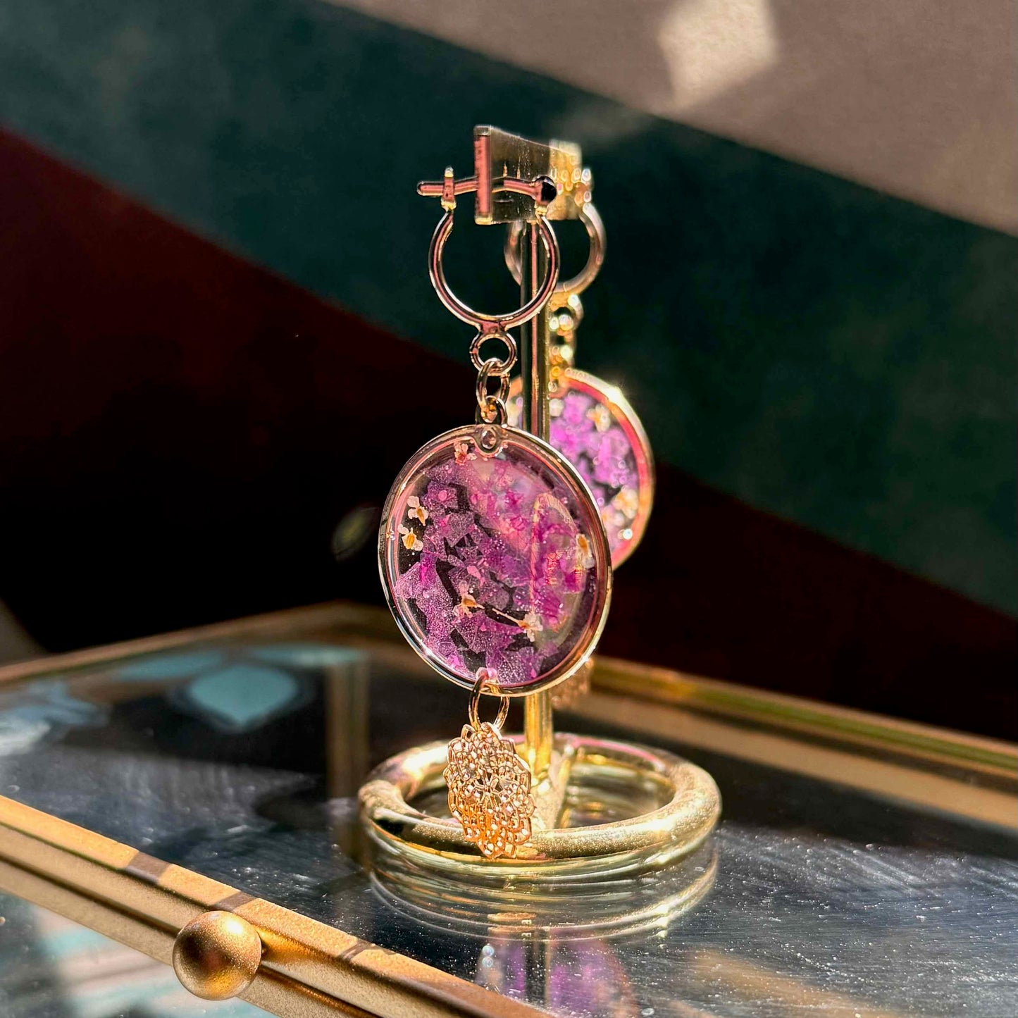 Otra vista de par de aros Neltume con pétalos de flor hortensia.