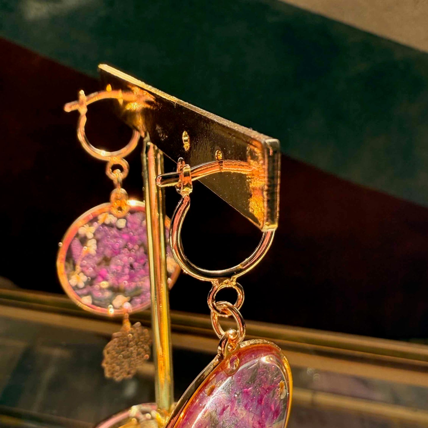 Ganchitos tipo clip bañados en oro de par de aros Neltume.