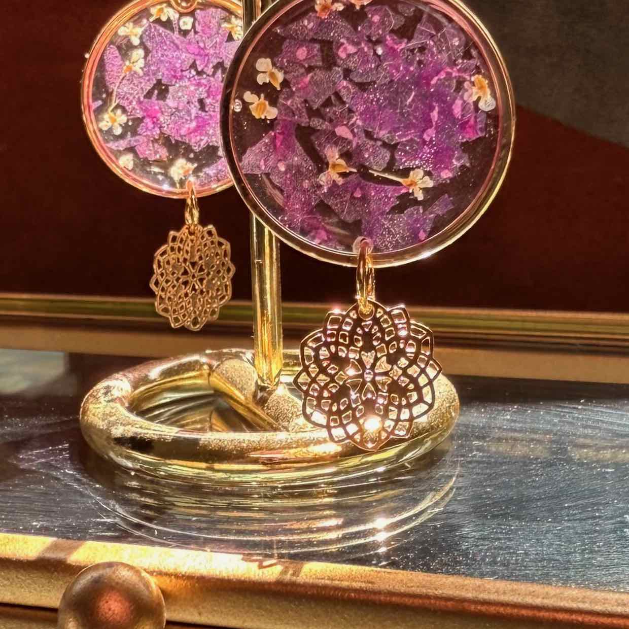 Zoom al detalle de diseño de mandala dorado en Par de aros Neltume