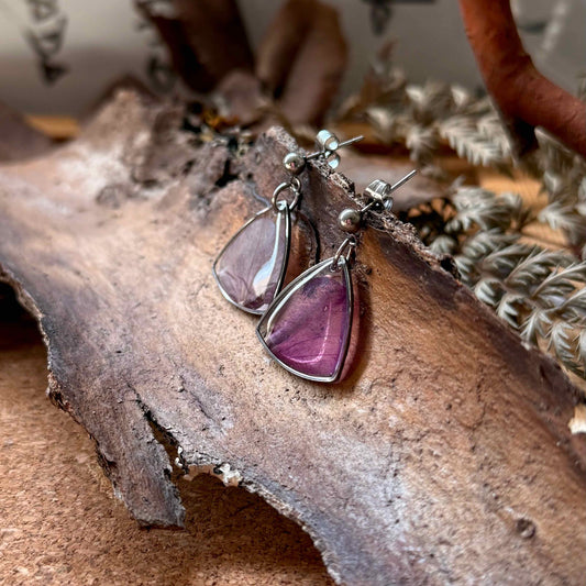 Par de aros Futrono con pétalos de hortensia morada.