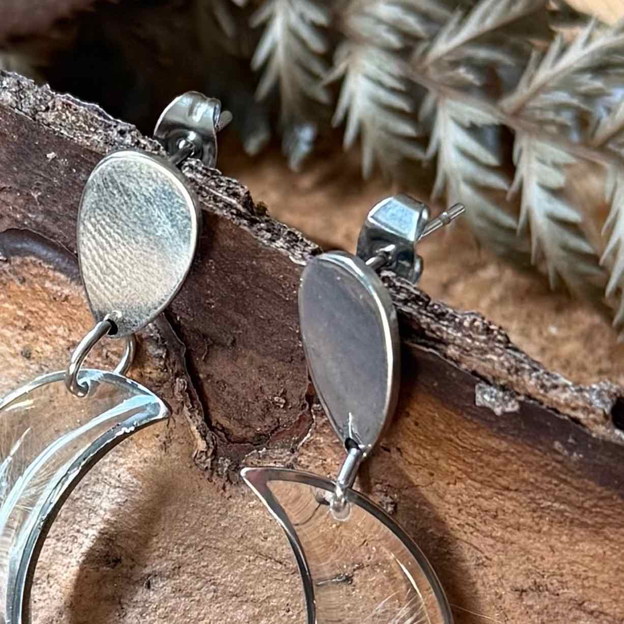 Ganchitos de acero con forma de gota invertida en par de aros Ninhue