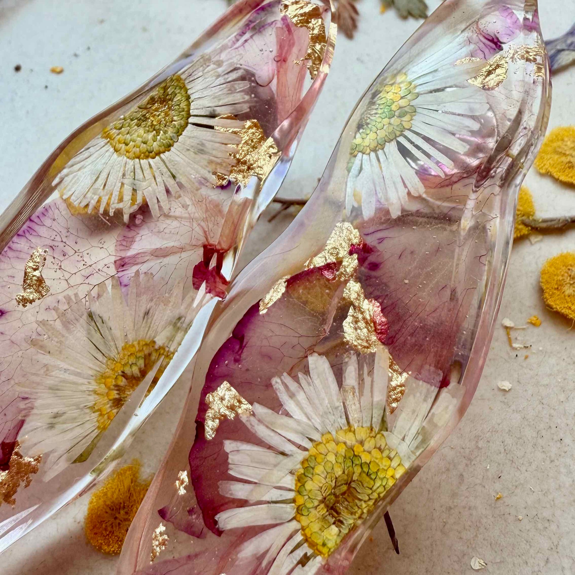 Zoom de las flores encapsuladas en par de aros Puerto Varas