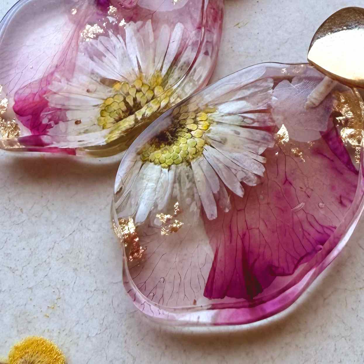 Zoom de aros Pretohue, resina con pétalos de adelfa y Flor margarita
