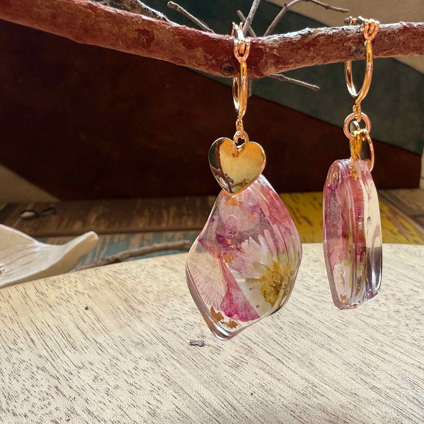 Par de aros Petrohue colgados de una rama.