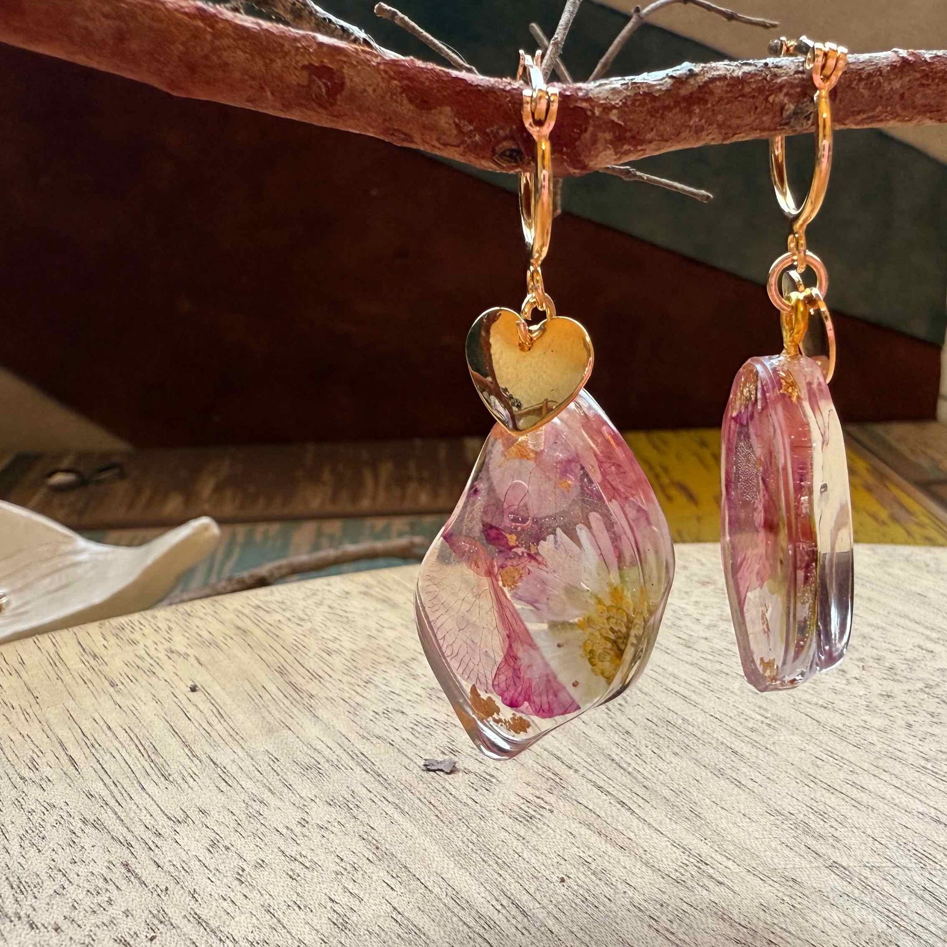 Par de aros Petrohue colgados de una rama.