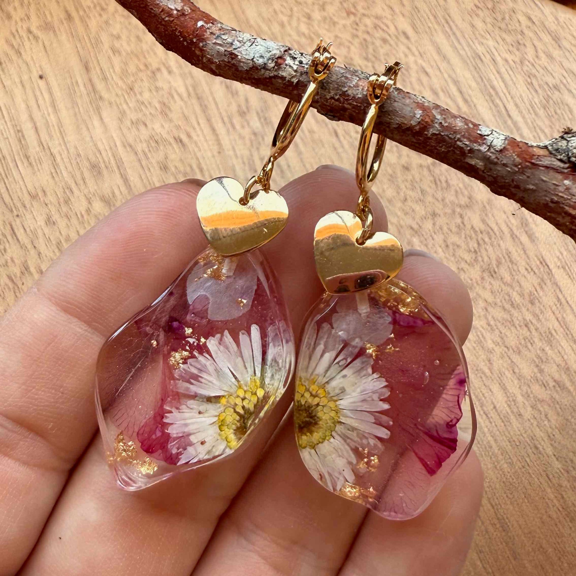 Par de aros Petrohue en mano.