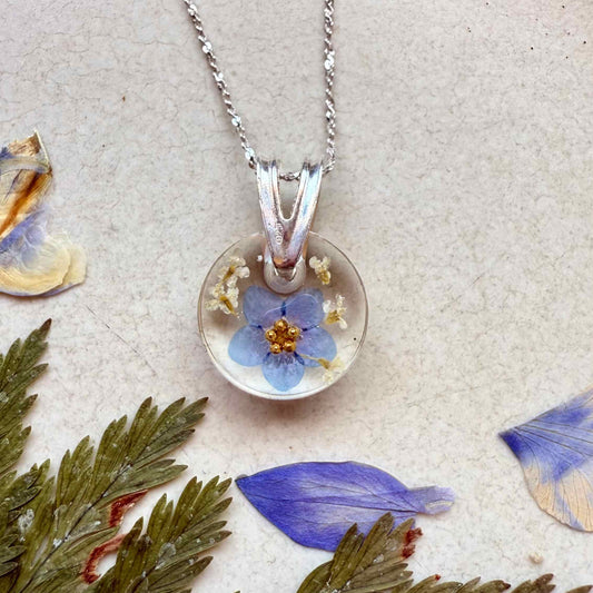 Collar Chaitén en plata 925, con flor no me olvides.