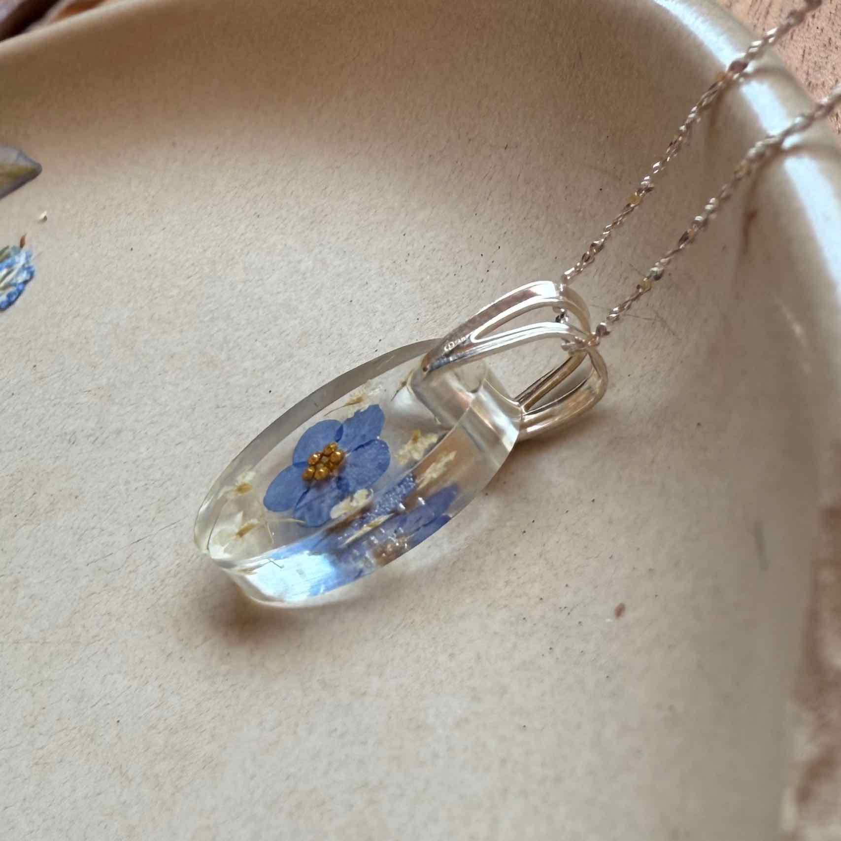 Zoom de vista lateral de collar en plata 925.