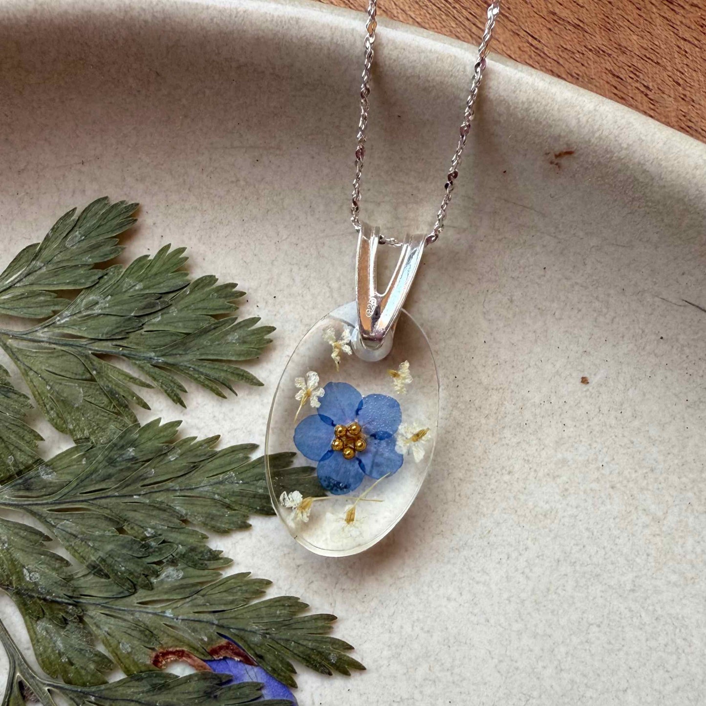 Collar Peulla, con flor no me olvides y miniflores de cicuta blanca. Metal plata 925